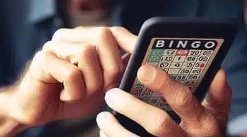 En man spelar bingo i mobilen - illustrerar en möjlig bingo trend