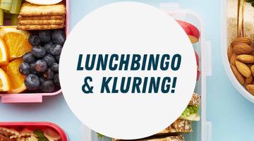 Matlådor med frukt, nötter och smörgåsar omger en rund skylt med texten "Lunchbingo & Kluring!" – en kampanjbild från Miljonlotteriet.