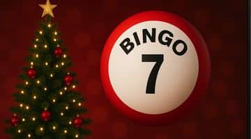 En bingoboll som det står "Bingo 7" på. Bredvid syns en julgran.