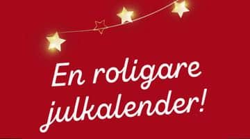 En ljusslinga med stjärnor och texten "En roligare julkalender!" mot röd bakgrund. Bilden är en kampanjbild för Miljonlotteriets adventskalender 2025