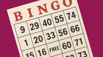 Traditionell bingobricka med klassiskt BINGO-rutnät, siffror och fri ruta i mitten, lutad mot enfärgad bakgrund.