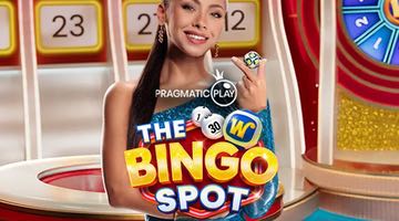 Spelvärd i studion till spelet The Bingo Spot. Framför spelvärden syns spelets logga.