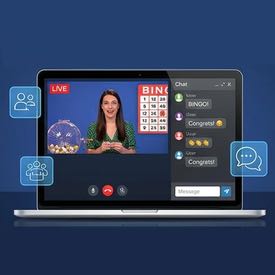 Bild på en laptop där någon spelar live-bingo. På skärmen syns en bollmaskin, spelvärd, en bingobricka och en chatt. Bilden ska illustrera att att live bingo innehåller social interaktion.
