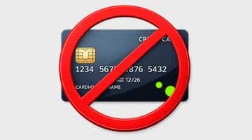 Illustration av ett blått kreditkort bakom en röd förbudsskylt på ljusgrå bakgrund.