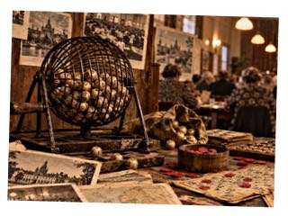 Historisk bingomiljö med gammal bingotrumma, numrerade brickor och spelmarkörer framför en bingohall med spelare.
